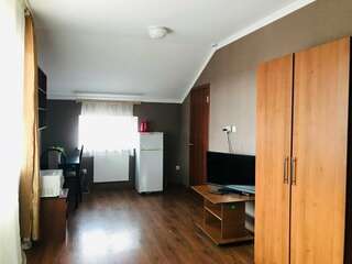 Гостиница Тихая полянка Даховская Улучшенный семейный номер-4