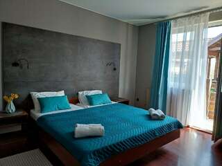 Гостиница Тихая полянка Даховская Четырехместный номер с балконом-7