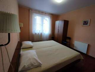 Гостиница Тихая полянка Даховская Четырехместный номер с балконом-2