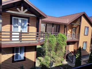 Гостиница Тихая полянка Даховская Четырехместный номер с балконом-10