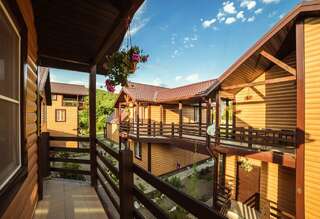 Гостиница Тихая полянка Даховская Четырехместный номер с балконом-12