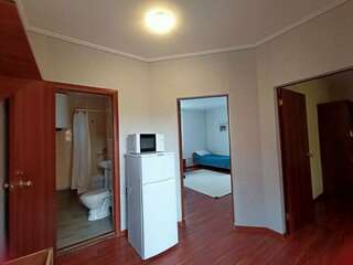 Гостиница Тихая полянка Даховская Четырехместный номер с балконом-8